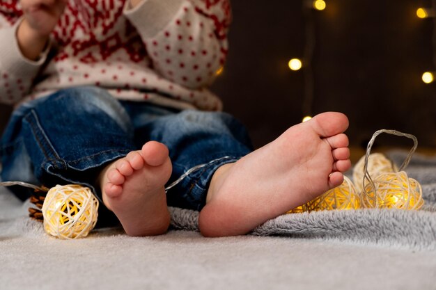 Les pieds nus d'un petit enfant L'humeur chaleureuse de Noël