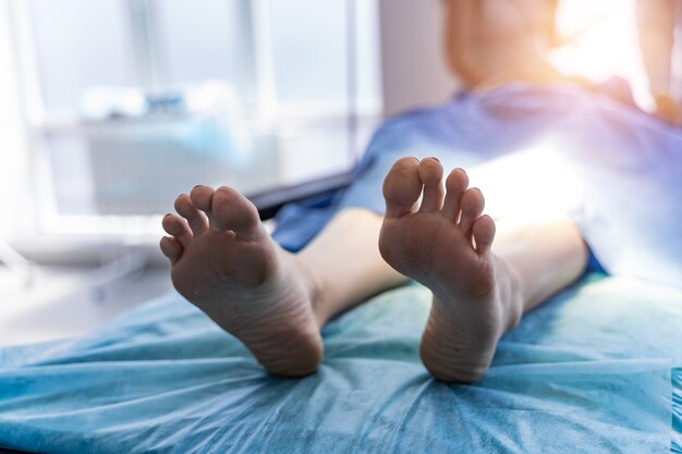 Pieds de patient préparés pour une opération dans une clinique moderne. Mise au point sélective.