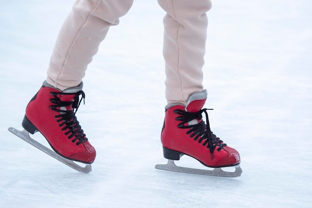 Pieds sur patins sur une patinoire. sports et loisirs d'hiver