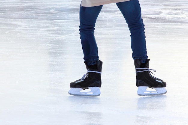 Pieds sur les patins d'une personne roulant sur la patinoire