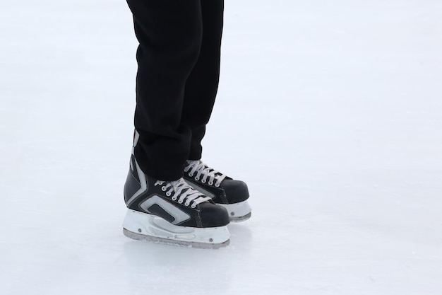 Pieds sur les patins d'une personne roulant sur la patinoire