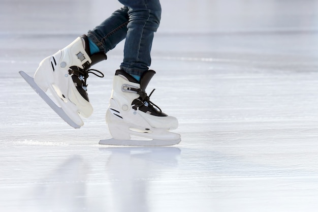 Pieds sur les patins d'une personne roulant sur la patinoire