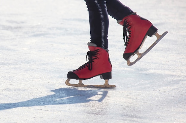 Pieds sur les patins d'une personne roulant sur la patinoire