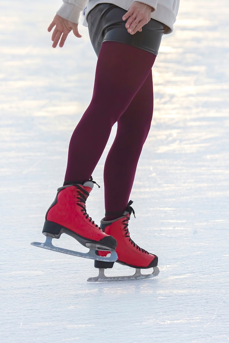 Photo pieds en patins rouges sur une patinoire. passe-temps et sports.