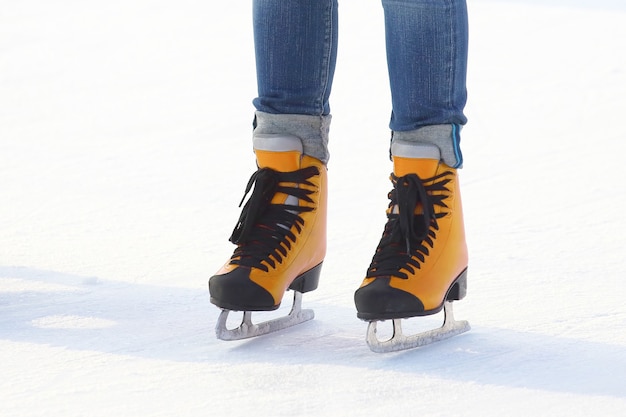 Pieds En Patins Rouges Sur Une Patinoire. Sport Et Divertissement. Repos Et Vacances D'hiver.