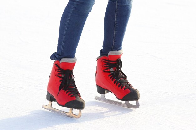 Pieds en patins rouges sur une patinoire