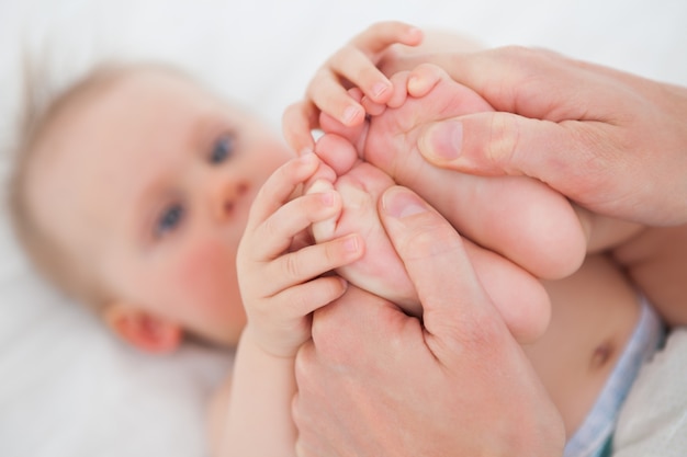 Pieds d&#39;une petite fille mignonne tenue