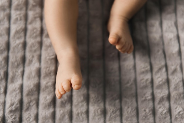 Les pieds des petits enfants sur fond gris