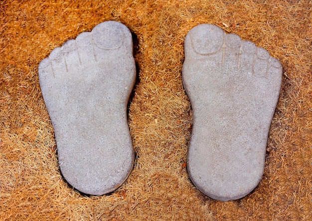 Pieds de pierre en entrant dans la maison sur de la paille