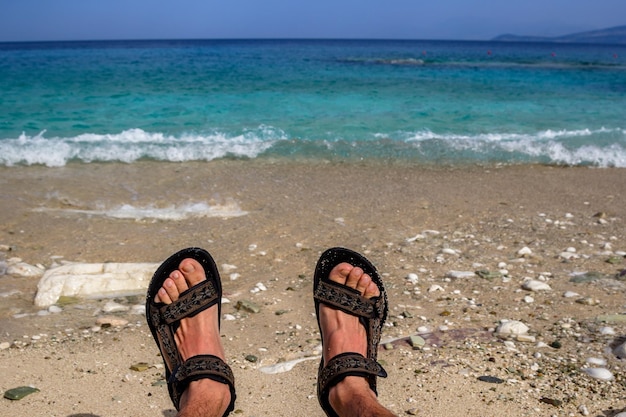 Les pieds sur la plage dans les vagues Albanie