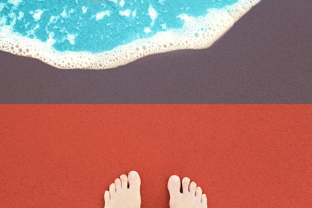 Pieds sur la plage de sable ensoleillée avec drapeau Haïti Vue de dessus sur surf