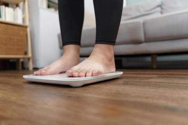 Pieds de poids et de poids debout sur une balance électronique pour le contrôle du poids Instrument de mesure en kilogrammes pour un contrôle du régime alimentaire