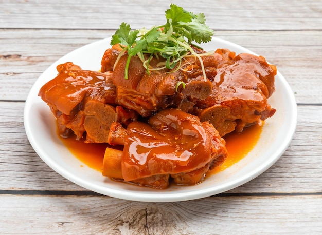 pieds de porc avec tofu fermenté rouge servi dans un plat isolé sur une table en bois vue de dessus nourriture de hong kong