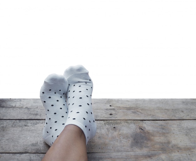 Pieds portant des chaussettes blanches à pois