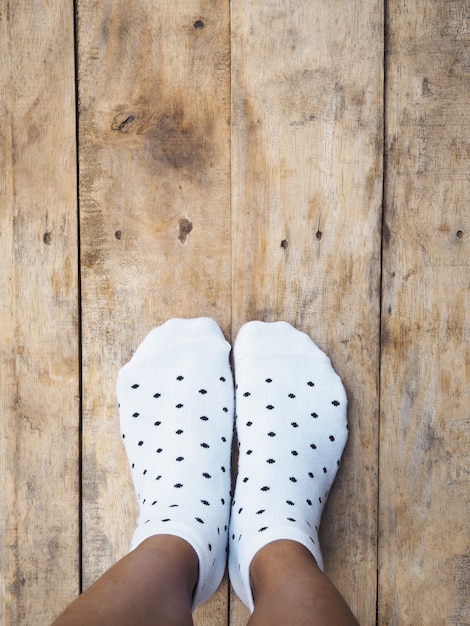 Pieds portant des chaussettes blanches à pois