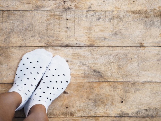 Pieds portant des chaussettes blanches à pois