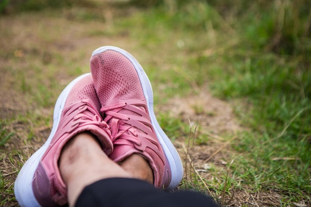 Pieds relaxants avec une paire de chaussures