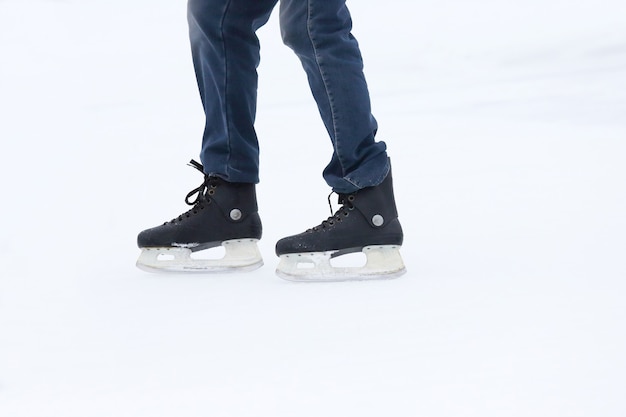 Pieds roulant sur des patins homme sur la patinoire