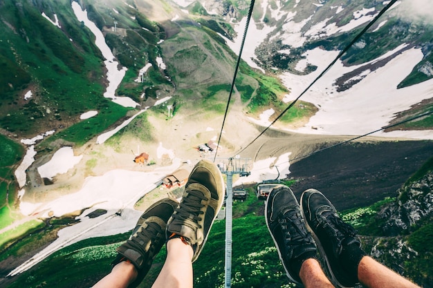 Pieds selfie sur téléphérique Sotchi avec des montagnes en arrière-plan