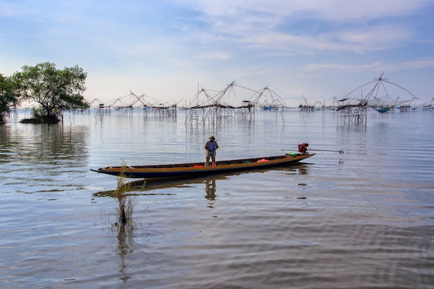 Piège de pêche de style thai de pêcheurs dans le village de Pak Pra, pêche nette en Thaïlande