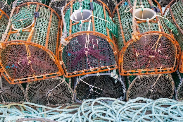 Pièges de pêche utilisés par les pêcheurs pour attraper des poissons en mer