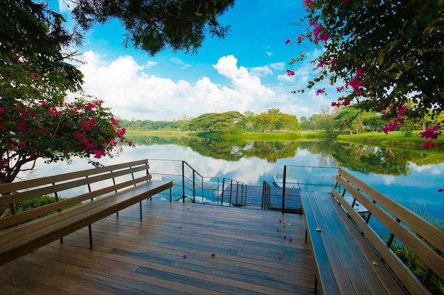 Photo pier au milieu de la piscine par le lac contre le ciel