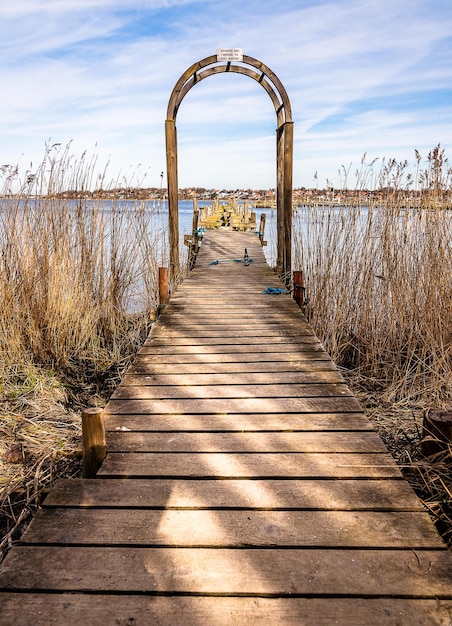 Photo pier en bois contre le lac