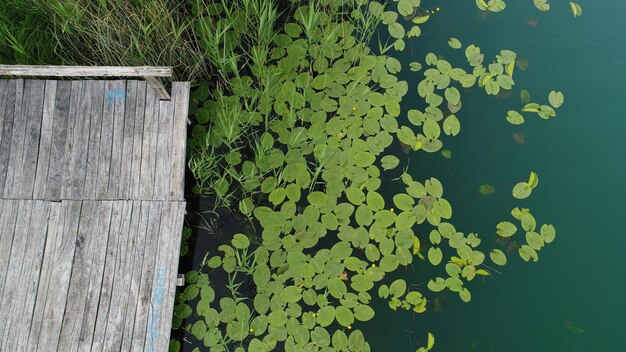 Photo pier en bois sur l'eau du lac vue aérienne