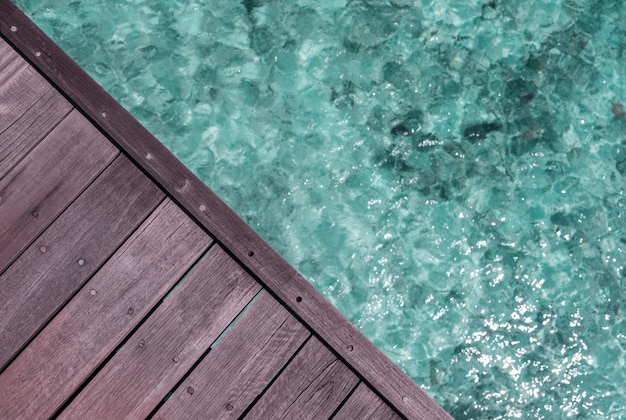 Pier en bois sur la mer turquoise aux Maldives