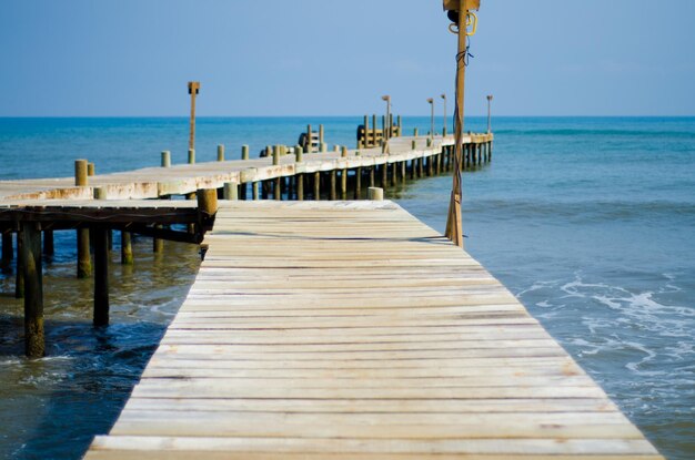 Photo pier en bois sur la mer