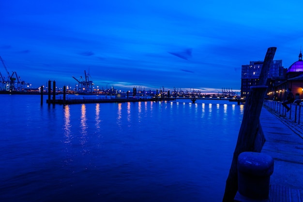 Photo pier dans la ville la nuit