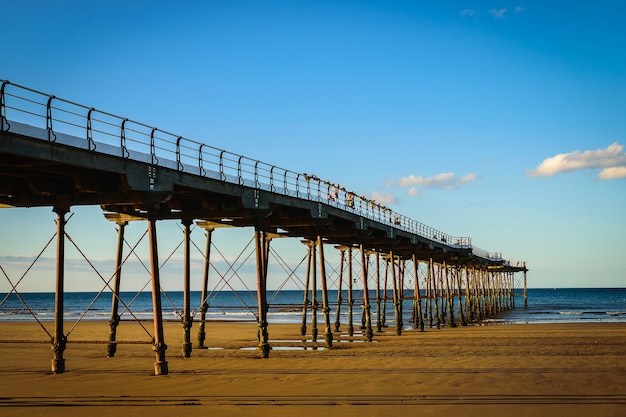 Pier sur le fond de ciel bleu à Saltburn by the Sea, North Yorkshire, Royaume-Uni