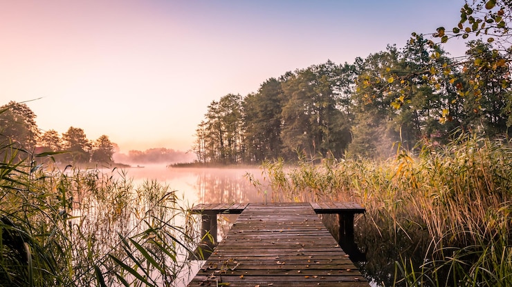 Photo pier sur le lac contre un ciel clair