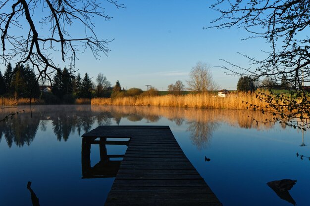 Photo pier sur le lac contre un ciel dégagé