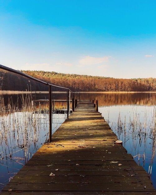 Photo pier sur le lac contre le ciel