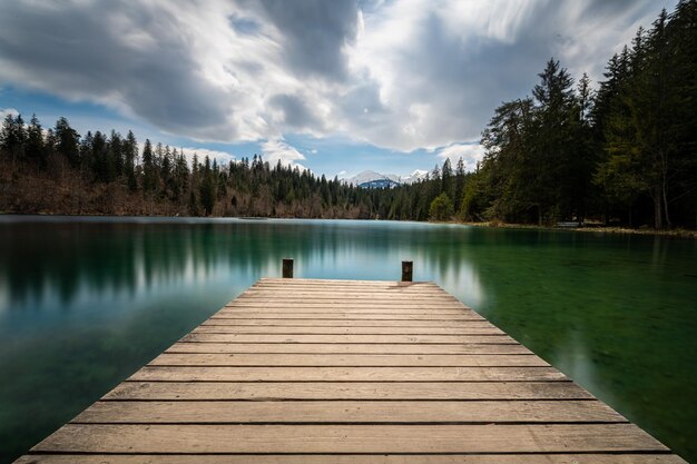 Photo pier sur le lac contre le ciel