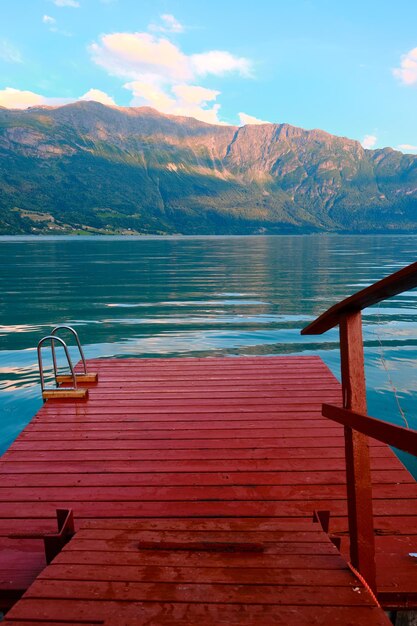 Photo pier sur le lac contre le ciel