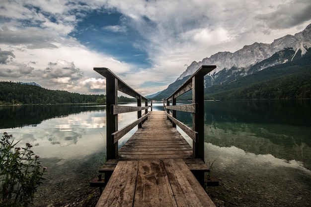Pier sur le lac contre le ciel