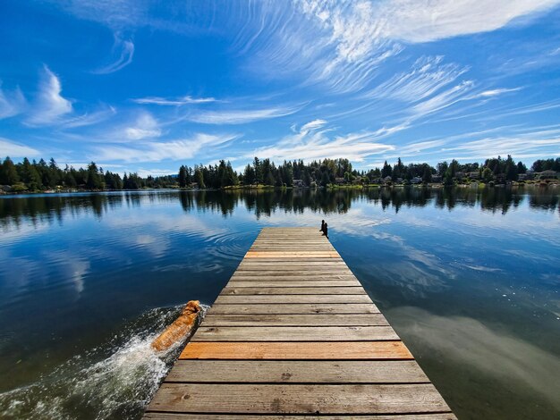 Pier sur le lac contre le ciel