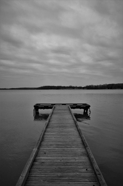 Photo pier sur le lac contre le ciel