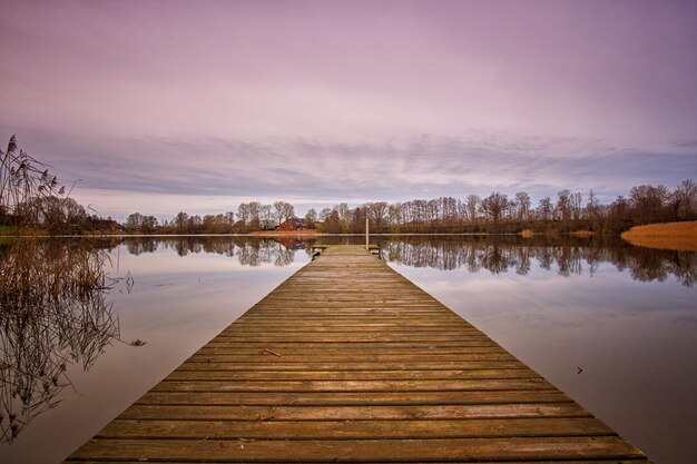 Photo pier sur le lac contre le ciel