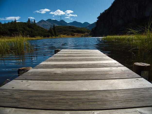 Photo pier sur le lac contre le ciel