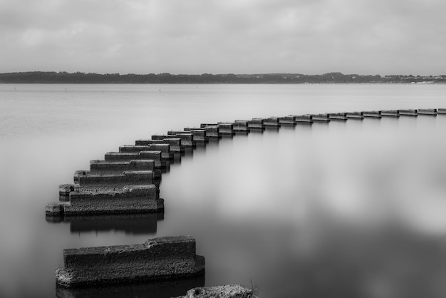 Photo pier sur le lac contre le ciel