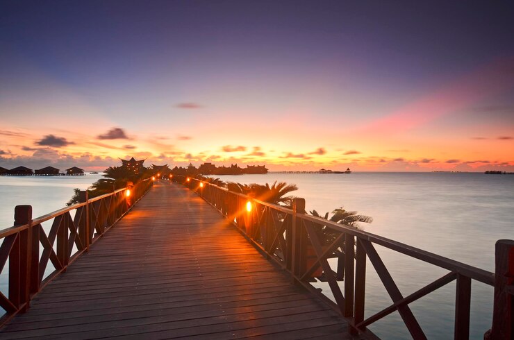 Photo pier sur la mer contre le ciel au coucher du soleil