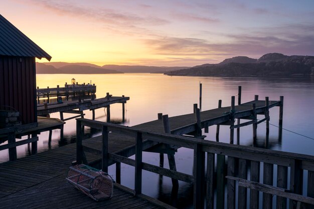 Pier sur la mer contre le ciel au coucher du soleil