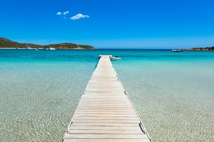 Photo pier sur la mer contre le ciel bleu