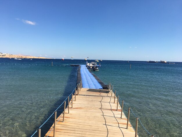 Pier sur la mer contre le ciel bleu