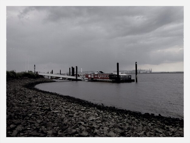 Pier sur la mer contre le ciel nuageux