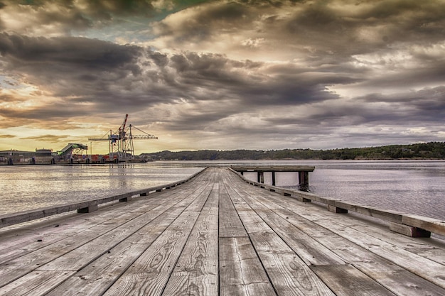 Photo pier sur la mer contre le ciel