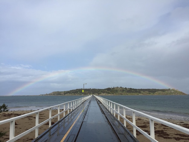 Photo pier sur la mer contre le ciel